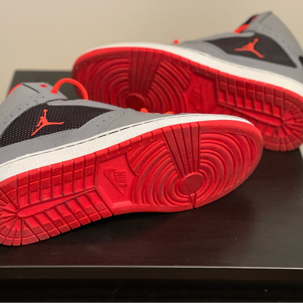 Selling almost new Jordan’s worn couple handful of times condition check photos - Picture 3 of 4